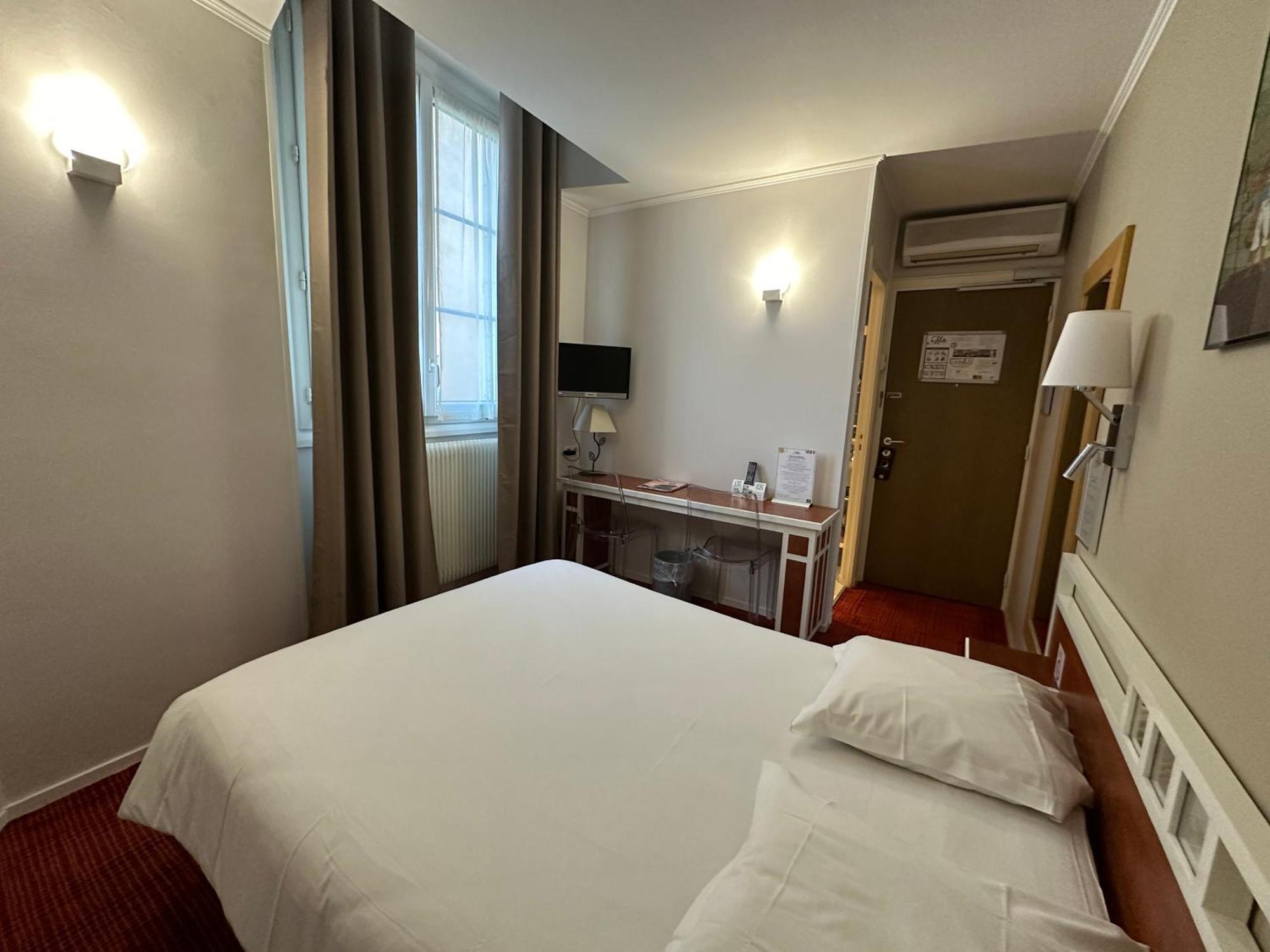 Logis Hotel Restaurant Le Monarque Blois Esterno foto